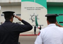 REALIZA CORPORACIÓN POLICIAL IZAMIENTO DE BANDERA
