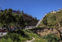 Socavón de 35 metros en costas de Tijuana genera caos en frontera México-EEUU
