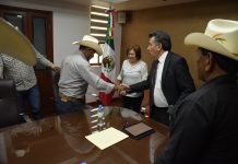 REFRENDA ALCALDE LAMARQUE CANO LAZOS CON AUTORIDADES DE LA TRIBU YAQUI