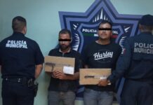 DETIENE POLICÍA MUNICIPAL A DOS HOMBRES CON ARMAS BLANCAS