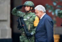 AMLO ACUSA QUE INTERESES DE AGENCIAS EXTRANJERAS BUSCAN SOCAVAR EJÉRCITO MEXICANO