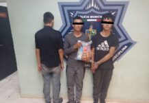POLICÍA MUNICIPAL DETIENE A TRES JÓVENES POR ROBO A TIENDA