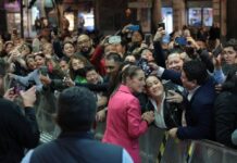 ENTRE ABRAZOS, SONRISAS Y PORRAS AL GRITO DE ¡PRESIDENTA!, MILITANTES MOSTRARON SU AFECTO A CLAUDIA SHEINBAUM