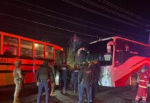 APOYA POLICÍA MUNICIPAL DE CAJEME A MIGRANTES QUE VIAJABAN EN HACINAMIENTO