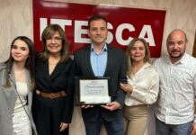 ENTREGA ITESCA RECONOCIMIENTO A EGRESADO DE ÉXITO