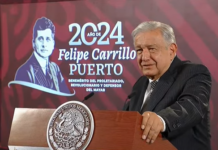 AMLO señala que bandera “sí se tiene que izar” en manifestación de Marea Rosa