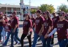 ENCABEZA ALCALDE OCTAVIO QUINTERO VALENZUELA DESFILE POR EL DÍA DEL TRABAJO