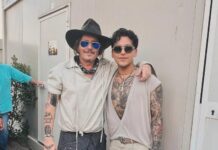 ¡Son idénticos! Christian Nodal presume su icónico encuentro junto a Johnny Depp