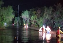 Proteccion civil y Bomberos rescatan a pasajeros de transporte de personal en Tajimaroa
