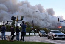 Al menos dos personas fallecidas y más de 1,100 estructuras destruidas por incendios forestales en Los Ángeles