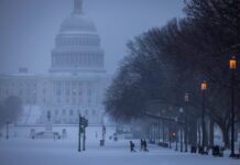 BAJO LA NIEVE CIUDADES DE EU ANTE TORMENTA INVERNAL