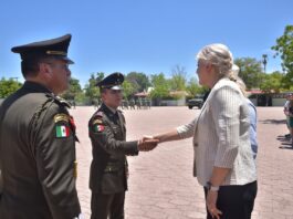 ATESTIGUA PRESIDENTA CLAUDIA SANTACRUZ TOMA DE POSESIÓN DE MANDO Y PROTESTA DE BANDERA DEL NUEVO COMANDANTE DEL 60 BATALLÓN DE INFANTERÍA