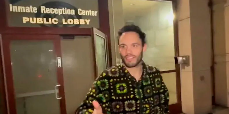 “CADA QUIÉN TIENEN LO QUE MERECE”, DICE CHÁVEZ JR. A SU SALIDA DE PRISIÓN