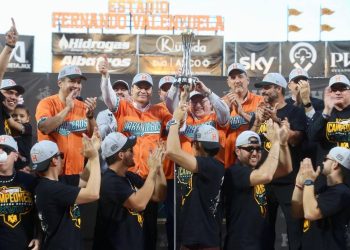 FESTEJA GOBERNADOR DURAZO JUNTO A CLUB NARANJEROS