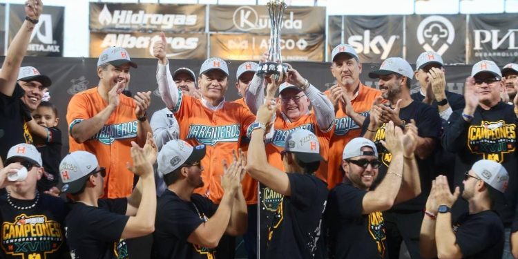 FESTEJA GOBERNADOR DURAZO JUNTO A CLUB NARANJEROS