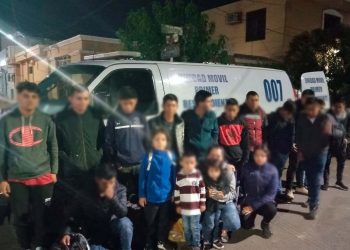 CANALIZA POLICÍA MUNICIPAL A GRUPO DE INMIGRANTES PARA SU RESGUARDO