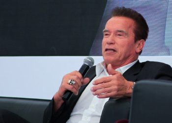 RETIENEN A SCHWARZENEGGER DURANTE TRES HORAS EN AEROPUERTO ALEMÁN POR NO DECLARAR UN RELOJ