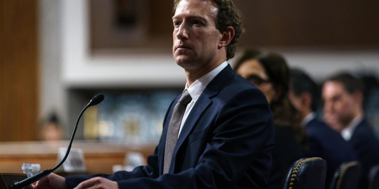 ZUCKERBERG PIDE PERDÓN A PADRES DE VÍCTIMAS DE ABUSO INFANTIL EN REDES SOCIALES