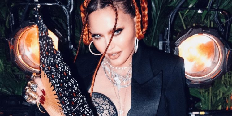 DEMANDAN A MADONNA POR COMENZAR CONCIERTO CON DOS HORAS DE RETRASO