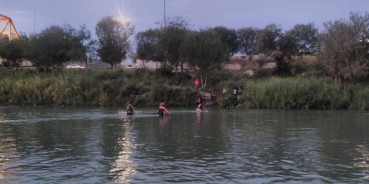 CONGRESISTA DE EE.UU. RESPONSABILIZA A TEXAS DE MUERTE DE 2 NIÑOS Y UNA MUJER EN EL RÍO GRANDE