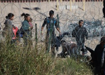 SUPREMO DE EE.UU. AVALA RETIRAR EL ALAMBRE DE PÚAS QUE TEXAS COLOCÓ EN FRONTERA CON MÉXICO