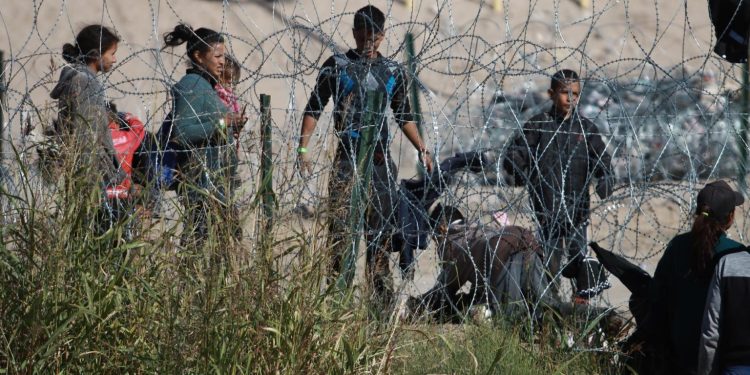 SUPREMO DE EE.UU. AVALA RETIRAR EL ALAMBRE DE PÚAS QUE TEXAS COLOCÓ EN FRONTERA CON MÉXICO