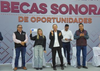 PARTICIPA LAMARQUE CANO EN ENTREGA DE BECAS A ESTUDIANTES UNIVERSITARIOS