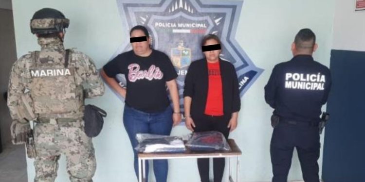 ELEMENTOS DE LA SSPM Y MARINA DETIENEN A DOS MUJERES POR ROBO A COMERCIO