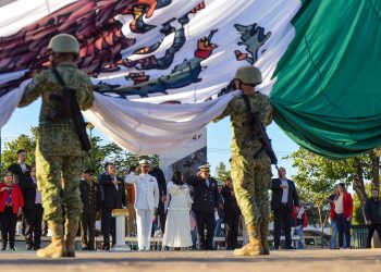 REALIZA GOBIERNO MUNICIPAL DESFILE CÍVICO POR EL DÍA DE LA BANDERA