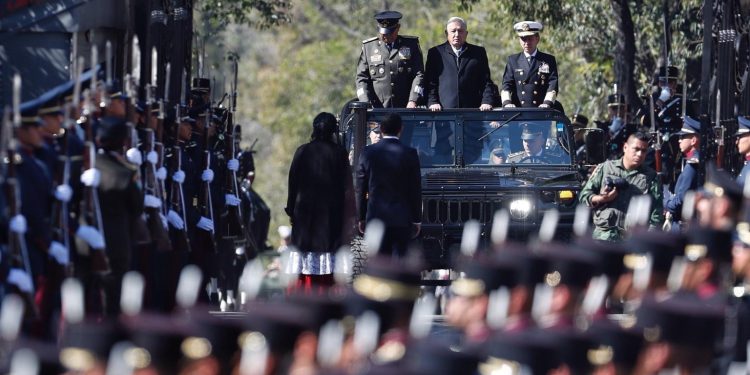 AMLO AGRADECE EL APOYO “FUNDAMENTAL” DEL EJÉRCITO PERO NIEGA LA MILITARIZACIÓN