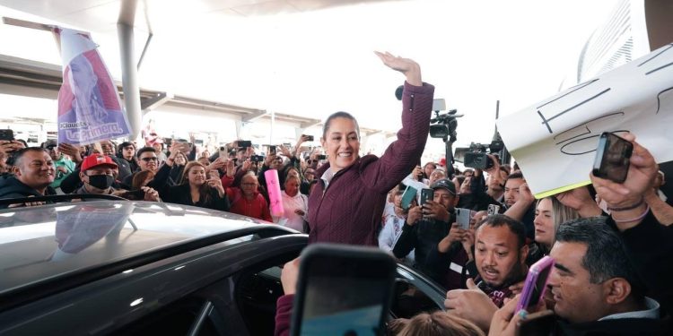 CON GRAN ALEGRÍA, CHIHUAHUA LE DA LA BIENVENIDA A CLAUDIA SHEINBAUM ENTRE ABRAZOS Y PORRAS
