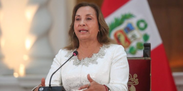 “¿DESDE CUÁNDO LA PRENSA SE PREOCUPA EN LO QUE USA LA PRESIDENTA?”, BOLUARTE DENUNCIA ACOSO