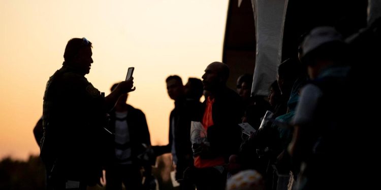 Gobernadora de Arizona veta proyecto de ley que permitía a policías detener indocumentados