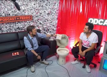 Video: Tunden a Aleks Syntek en redes por arrojar al inodoro el disco de Karol G