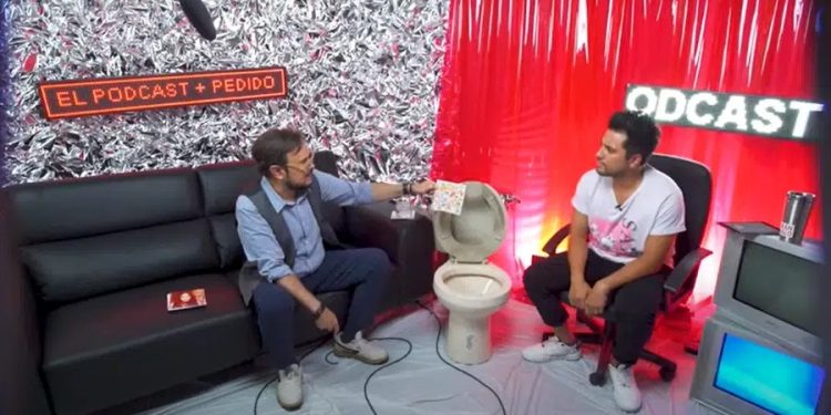 Video: Tunden a Aleks Syntek en redes por arrojar al inodoro el disco de Karol G