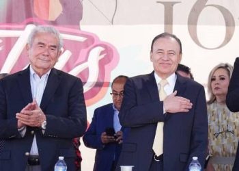 Atestigua gobernador desfile conmemorativo del 167 aniversario de la gesta heroica de Caborca