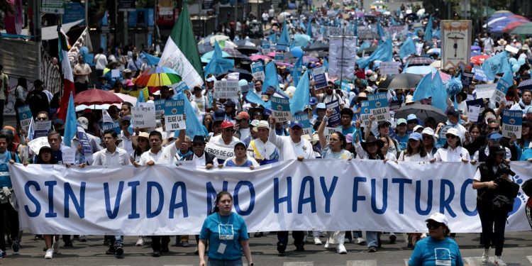 Activistas ‘provida’ marchan en CDMX para pedir respeto a la vida y atención a mujeres