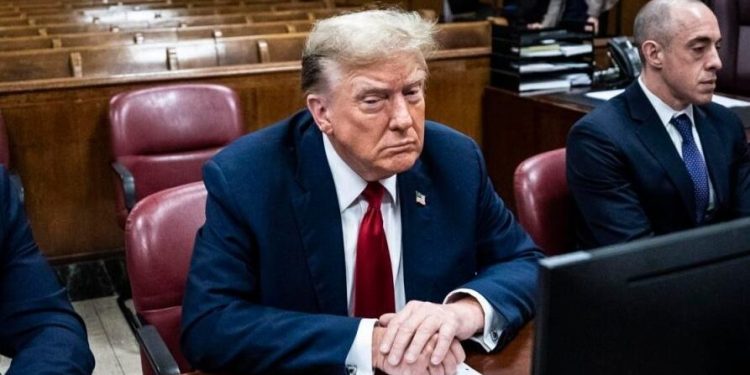 Trump se sienta en el banquillo del primer juicio penal a un expresidente de EE.UU.