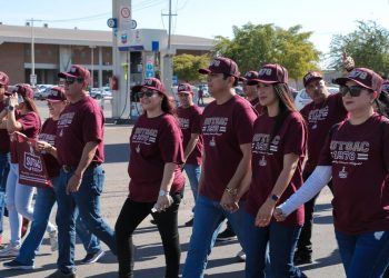 ENCABEZA ALCALDE OCTAVIO QUINTERO VALENZUELA DESFILE POR EL DÍA DEL TRABAJO