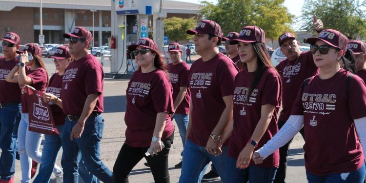 ENCABEZA ALCALDE OCTAVIO QUINTERO VALENZUELA DESFILE POR EL DÍA DEL TRABAJO