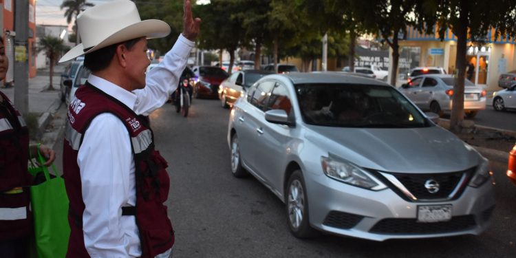 RAÚL “EL POLLO” CASTELO ACTIVA EL ENCUENTRO CON VECINOS EN EL CRUCERO DE LA CALLE PARÍS Y 200