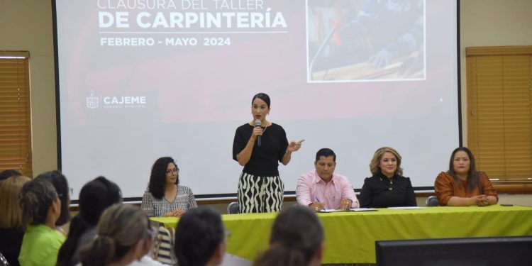 RECIBEN CONSTANCIAS EGRESADAS DE CARPINTERÍA DEL INSTITUTO CAJEMENSE DE LA MUJER