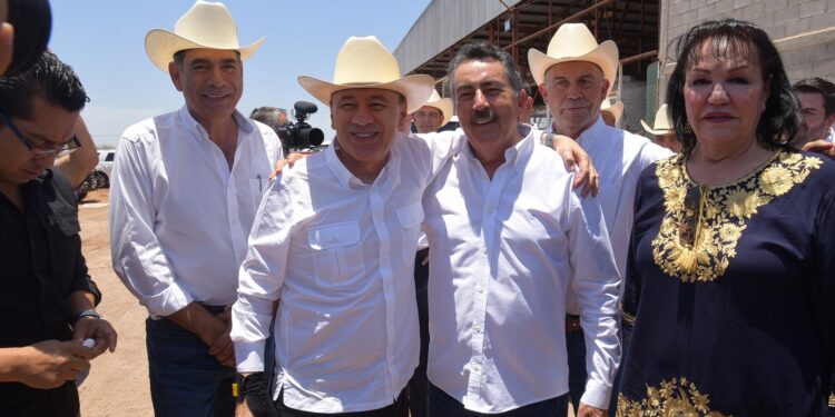 PARTICIPAN ALCALDE Y GOBERNADOR EN ENTREGA DE UNIDAD MÓVIL A GANADEROS POR PARTE DE CONSTELLATION BRANDS