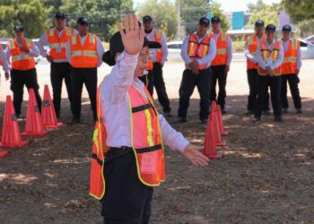 BRINDAN CAPACITACIÓN CONSTANTE A CADETES EN LA ACADEMIA DE POLICÍA