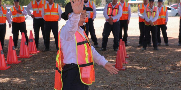 BRINDAN CAPACITACIÓN CONSTANTE A CADETES EN LA ACADEMIA DE POLICÍA