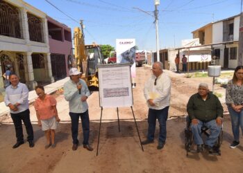 DA LAMARQUE CANO BANDERAZO A PAVIMENTACIÓN EN CALLE VALLE DEL SOYA