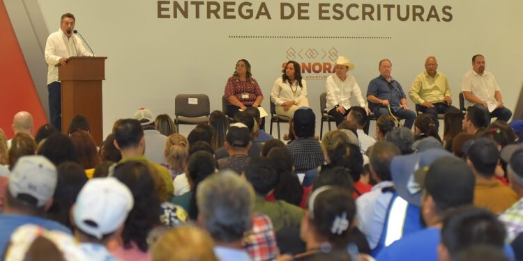 PRESENCIA JAVIER LAMARQUE ENTREGA DE ESCRITURAS A FAMILIAS DEL RODEO 3 Y SAN IGNACIO RÍO MUERTO