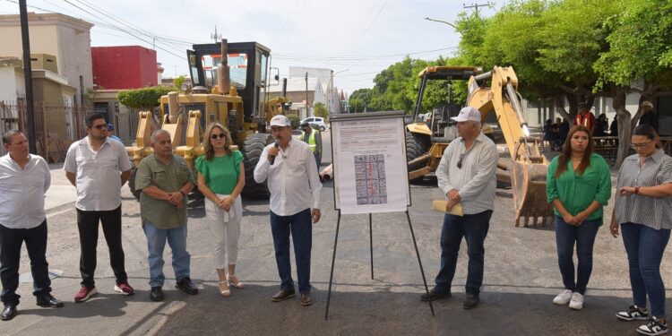 PONE EN MARCHA LAMARQUE CANO OBRA DE PAVIMENTACIÓN EN CALLE NUEVO LEÓN ENTRE ALLENDE E HIDALGO