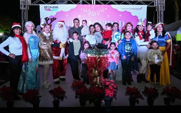 SE ENCIENDE EL ÁRBOL NAVIDEÑO EN CAJEME