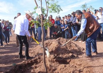 GOBERNADOR Y ALCALDE LAMARQUE SUPERVISAN PARQUE EN CAJEME